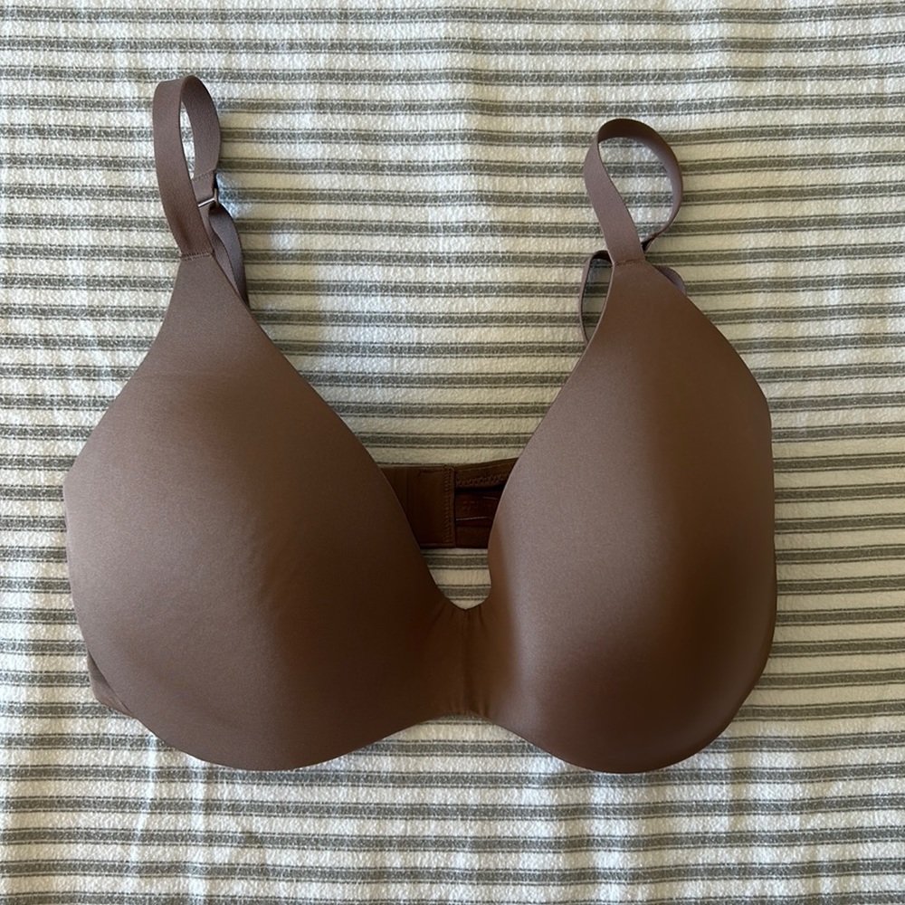 New without tags SKIMS Wireless Form Push Up Plunge Bra.